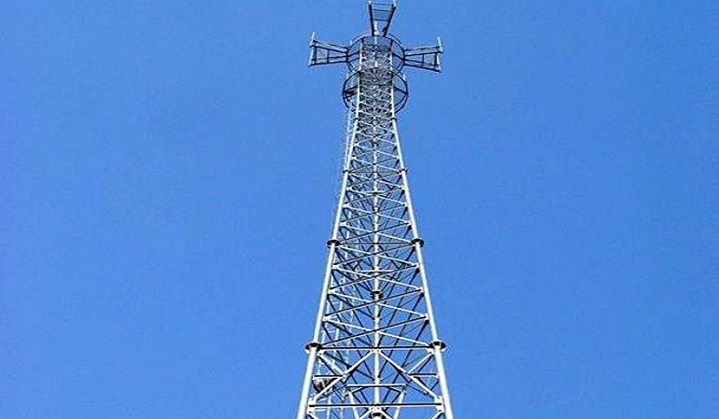 Torre de três pernas: uma torre de comunicação eficiente no espaço