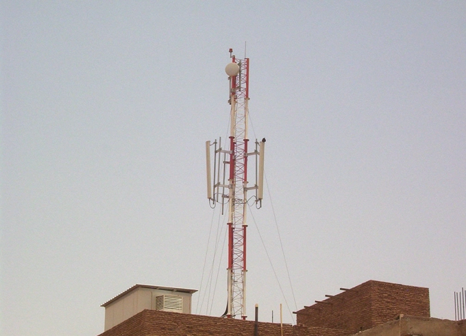 Torre de telecomunicações na cobertura
