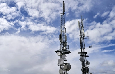 Quais são os principais insights que impulsionam o planejamento e a execução da construção da torre de telecomunicações?